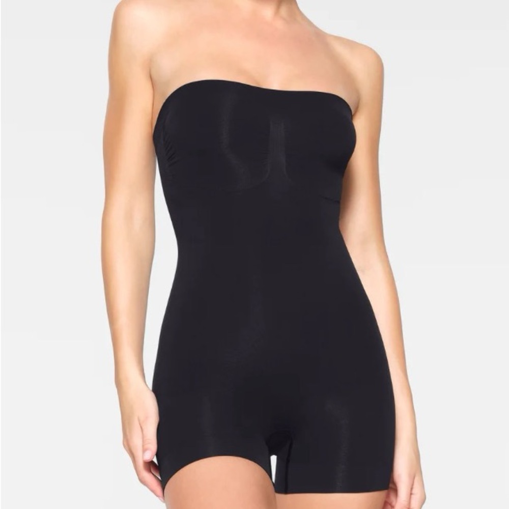 SKIMS SEAMLESS SCLUPT STRAPLESS SHORTIE BODYSUIT